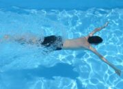Dream Meaning of Seeing Someone Swimming